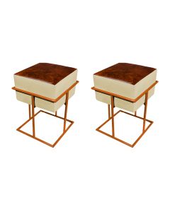 Kit 2 Puffs Decorativos Quadrado Base de Ferro Cobre Tecido Veludo Bege com Corano Ocre